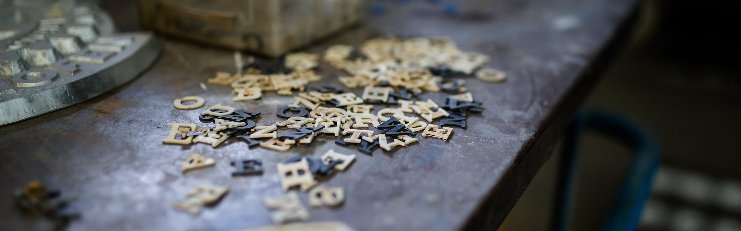 Buchstaben auf Arbeitsplatte