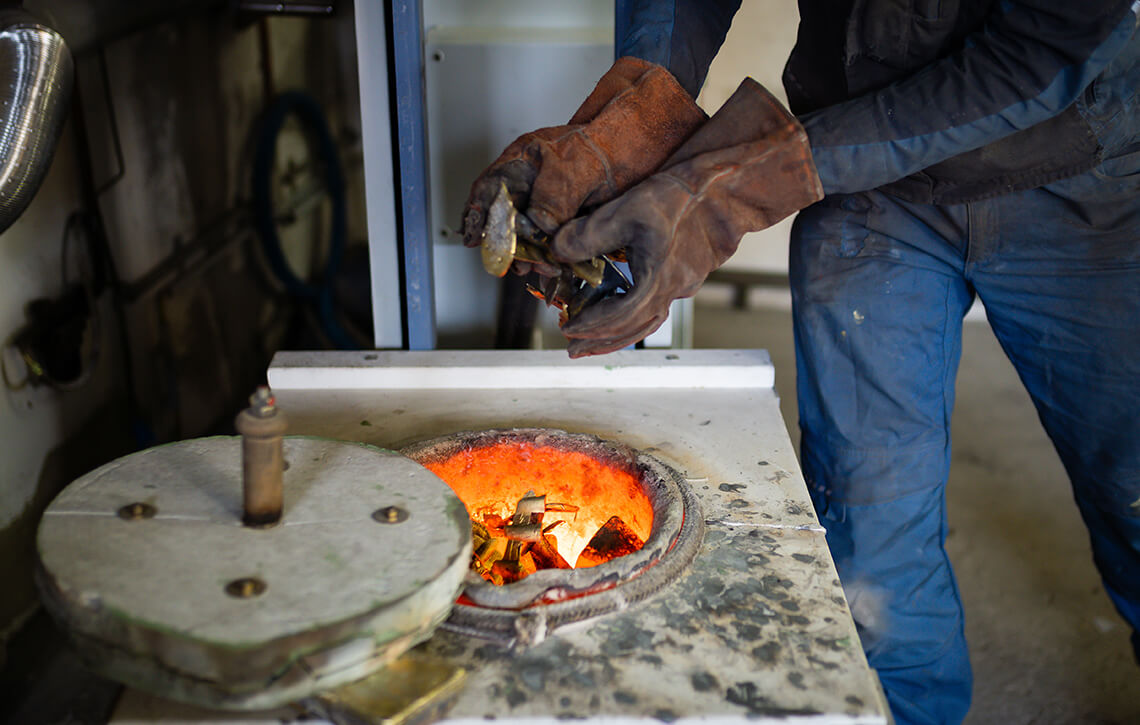 Metall wird in Ofen gelegt