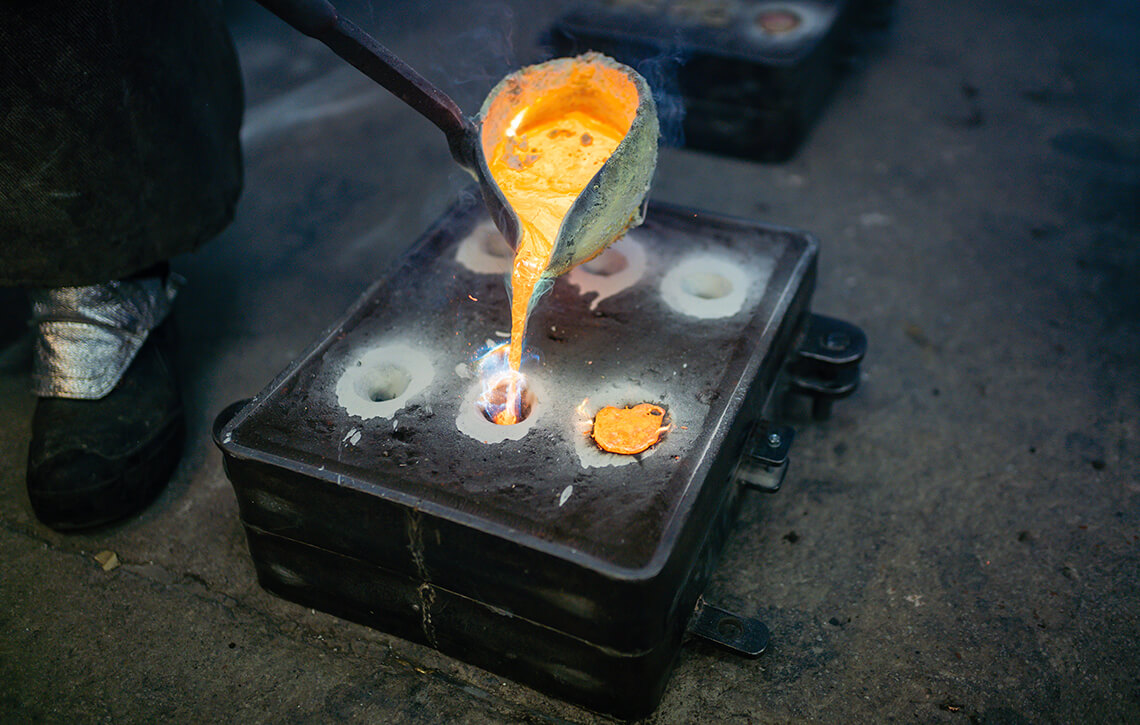 Metall wird in Formen gegossen