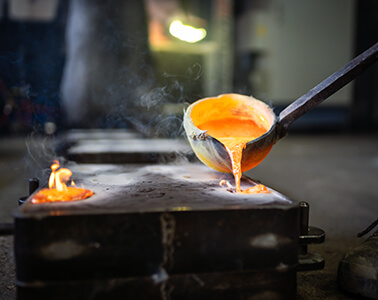 Metall wird in Formen gegossen